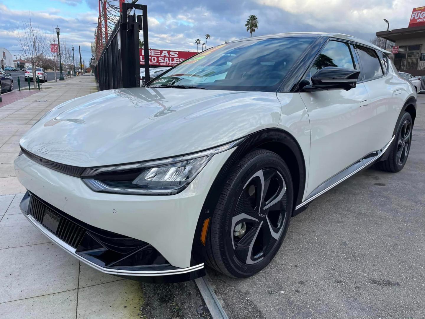 2022 GLACIER /BLACK/DEEP GREEN TWO-TONE Kia EV6 GT-Line (KNDC3DLCXN5) , located at 744 E Miner Ave, Stockton, CA, 95202, (209) 944-5770, 37.956863, -121.282082 - Photo#3